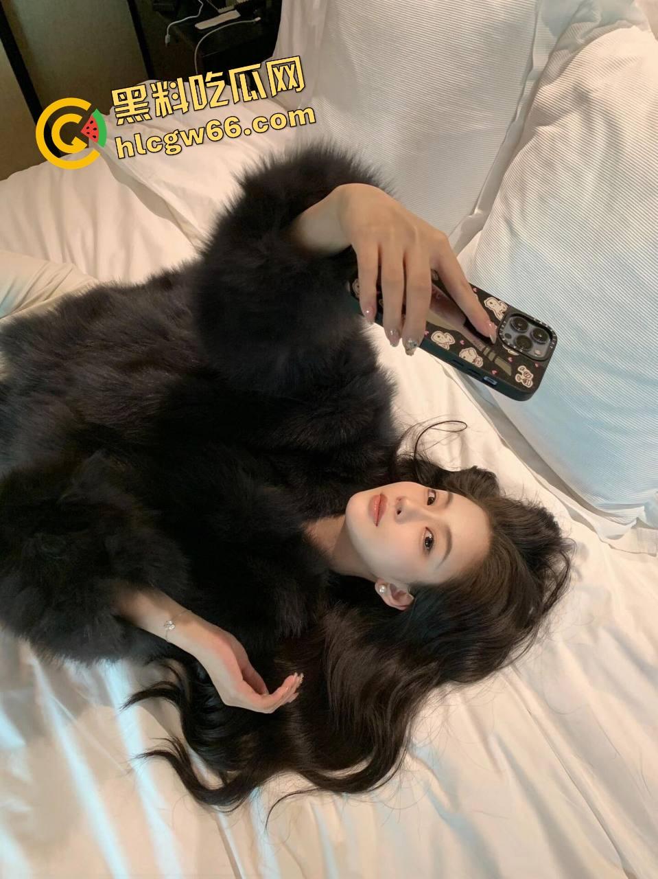 足控福利拉满，脚丫子一搓就爆浆，骚妹用脚玩鸡儿玩得贼6，三分钟不到就给你榨出来，谁还用手啊？-5