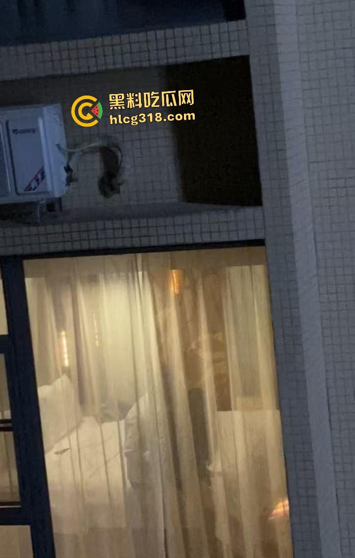 黑丝女口交脚翘高不拉窗帘做爱！三男一女偷拍笑称水平绝顶！还笑？下一个就是多P你！-6