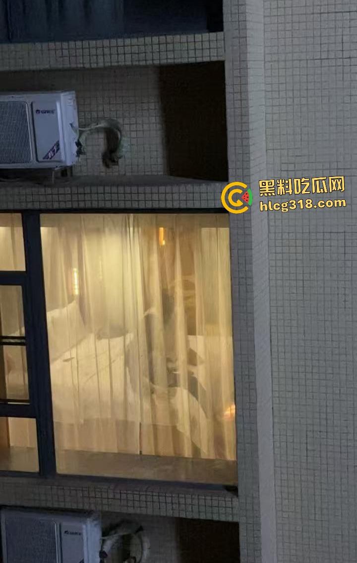 黑丝女口交脚翘高不拉窗帘做爱！三男一女偷拍笑称水平绝顶！还笑？下一个就是多P你！-7