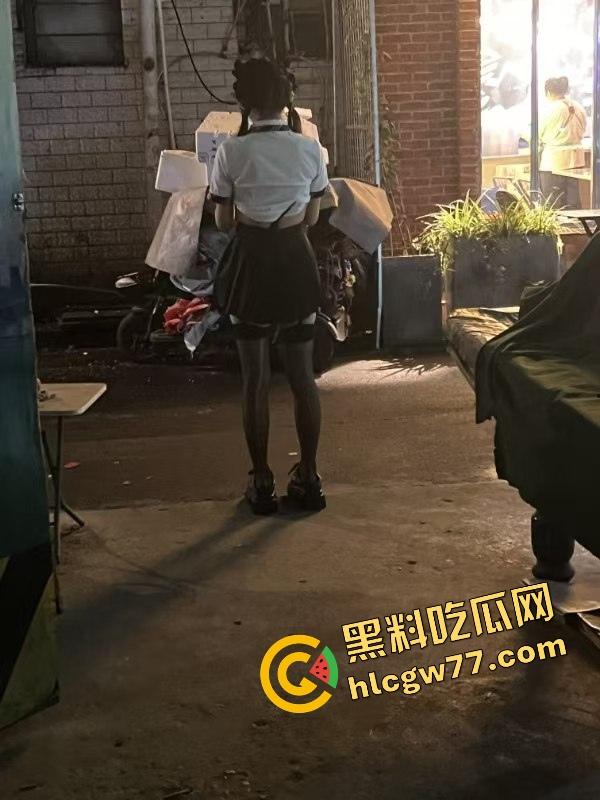 南宁渔网短裙妹站街妹卖快餐，亲爹突袭现场追女，她跑他追 她插翅难飞渔网裆都跑裂了！-1