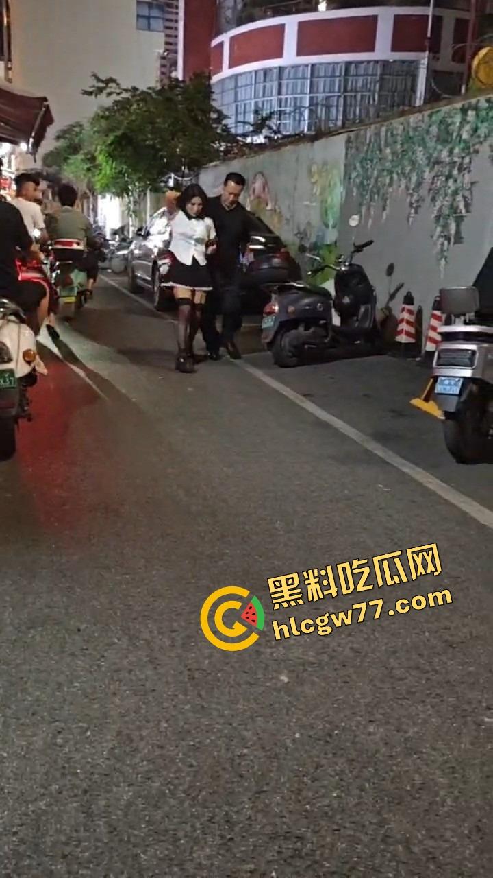 南宁渔网短裙妹站街妹卖快餐，亲爹突袭现场追女，她跑他追 她插翅难飞渔网裆都跑裂了！-3