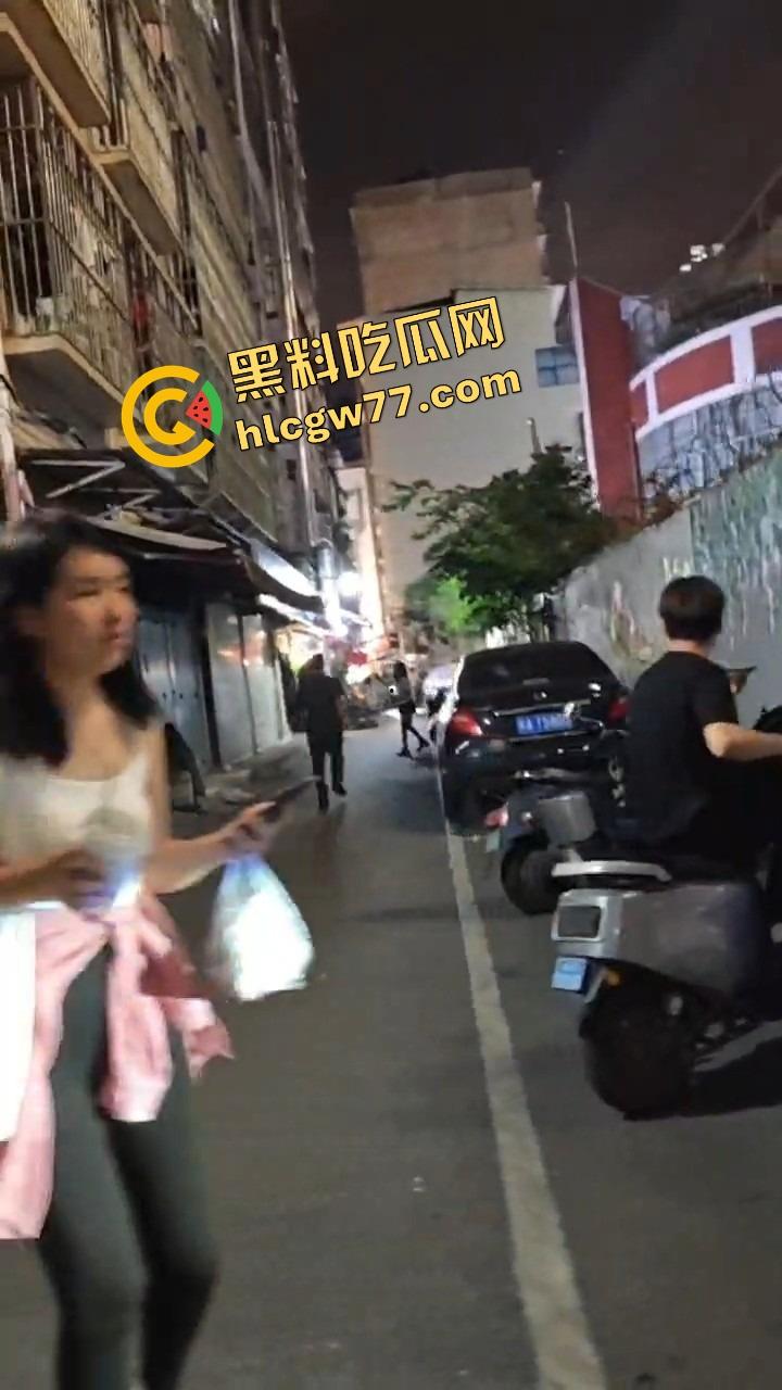 南宁渔网短裙妹站街妹卖快餐，亲爹突袭现场追女，她跑他追 她插翅难飞渔网裆都跑裂了！-10