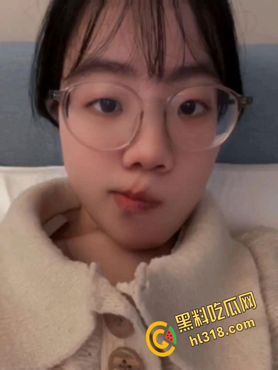 内蒙古师范大学【王诗圆】，刚毕业实习就被主管潜规则，性感开档白丝害羞挡脸，无套抽插内射骚穴！-3