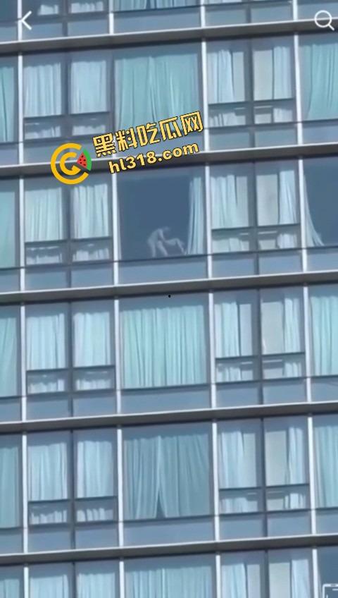 城里人真会玩，玻璃当镜子不够刺激？窗帘都懒得拉，女主直接对着玻璃开车，华为用户一键高清记录！-5