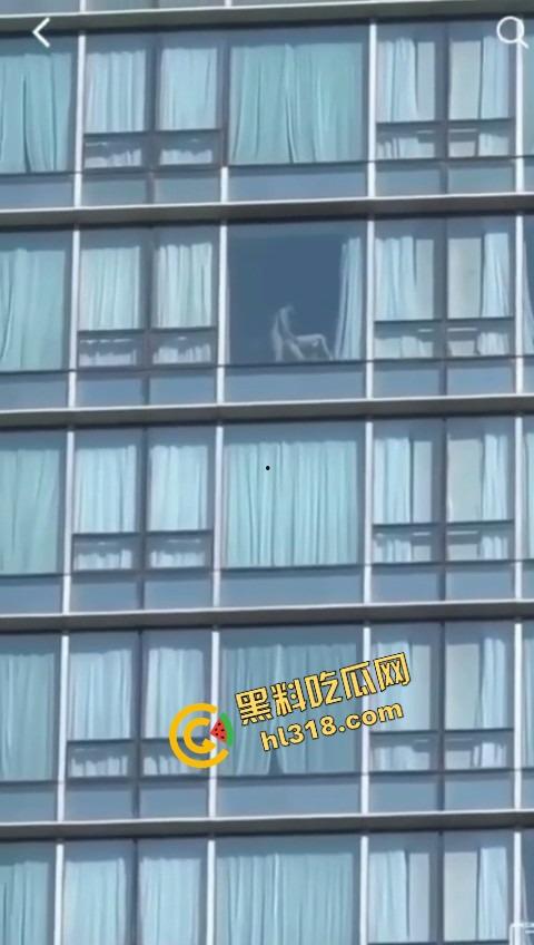 城里人真会玩，玻璃当镜子不够刺激？窗帘都懒得拉，女主直接对着玻璃开车，华为用户一键高清记录！-12