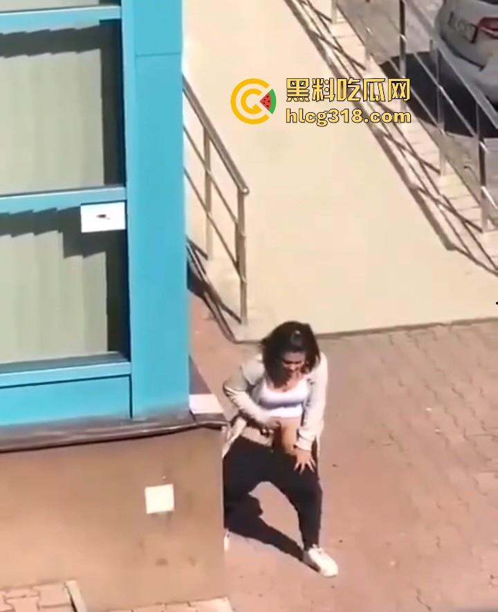 欧美大洋妞街上在线抠逼，不明原因的阴道瘙痒，眼看四下无人脱掉裤子自行止痒！-3