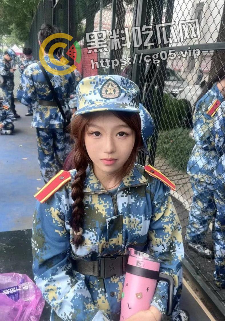 七天军训速通大一妹子 直接开房 竟然是极品巨乳白虎 女大学生就是容易到手-5