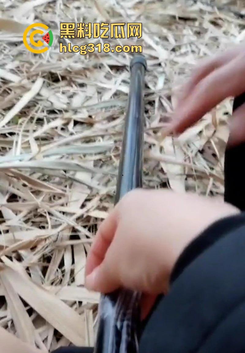 户外露出主播勾引钓鱼大爷野战，大爷抬抢就射5分钟都不到，后面只能用鱼竿代替。-3