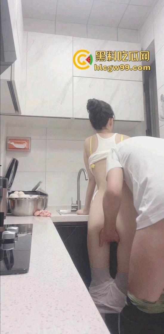 好吃不如饺子，好玩不过嫂子，厨房里得禁忌诱惑，极品瑜伽嫂子和小叔在大哥出差时激情四射，一炮直接上天！-13