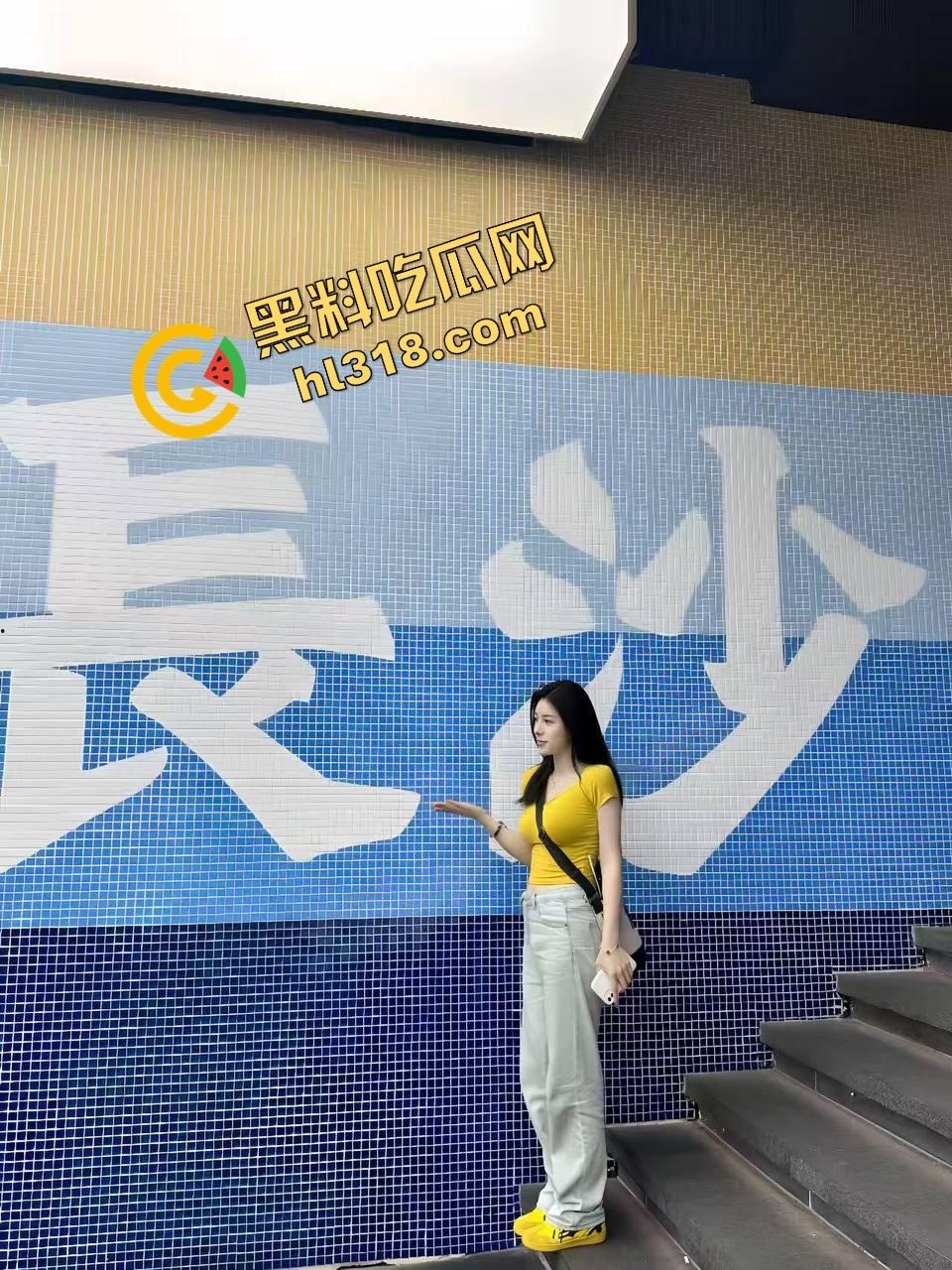 偷操哥哥女友,她贱到不让拍还死命夹,嘴上说再内射就咬断鸡巴,其实浪得要命,操爽了就射里面!-3