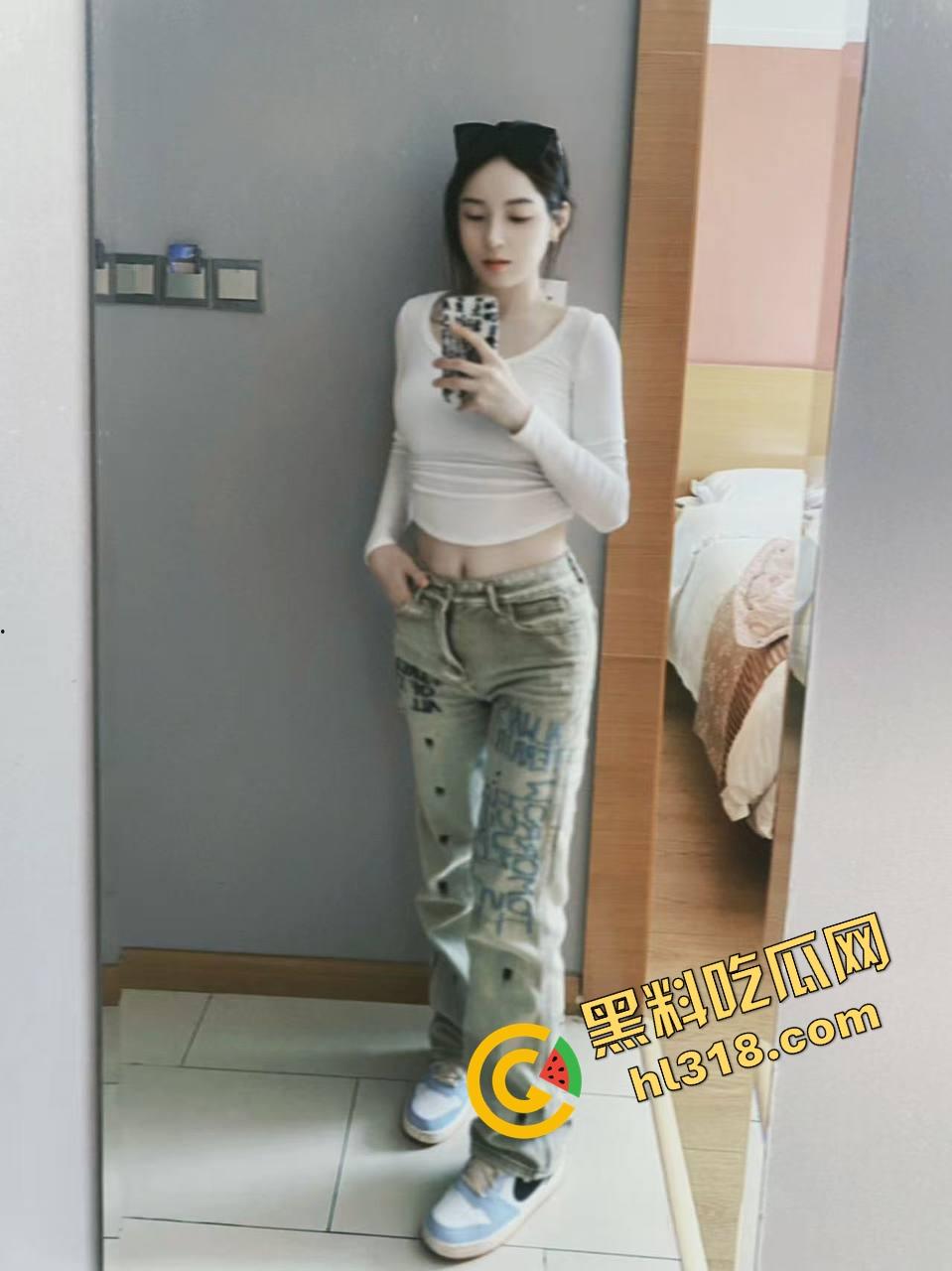 偷操哥哥女友,她贱到不让拍还死命夹,嘴上说再内射就咬断鸡巴,其实浪得要命,操爽了就射里面!-4