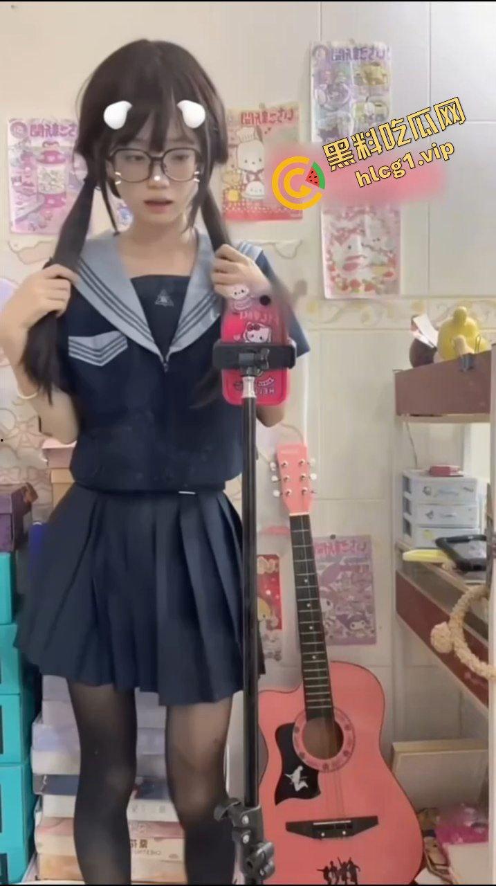 白嫩瘦体福利姬『少萝饭崽』双马尾眼镜萝莉 呻吟诱惑 脱衣自慰 超级嫩妹！-1