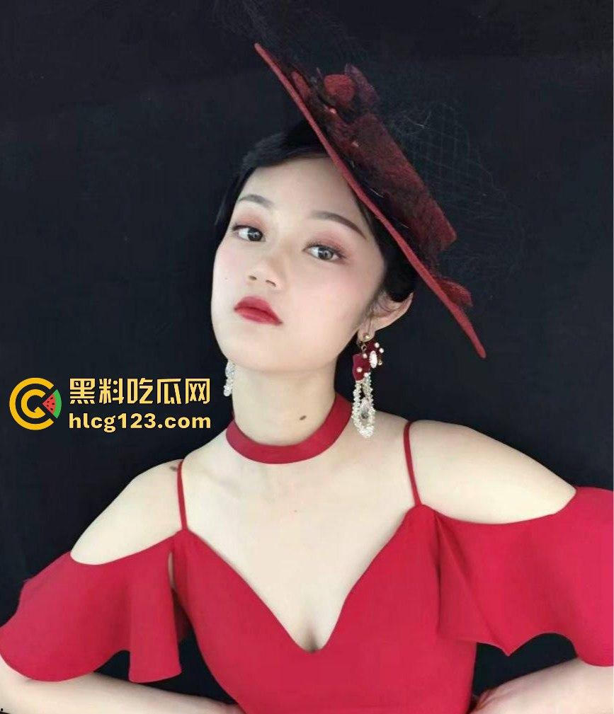 广州李平珊疯狂后入战情夫，肥臀高翘不止，叫声太撩人，白嫩肌肤欲罢不能！-5