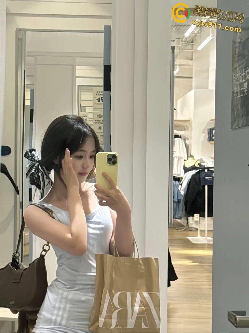 湖南长沙高颜值情侣，下班激情做爱解压，露脸深喉被男友怼拍，开档肉丝自慰娇喘淫叫，撅着翘臀拽头发猛操！-1