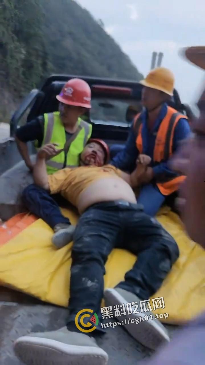 云南保山中铁隧道工人跳楼事件！三年不发工资反被威胁 七窍流血还不能立刻送医 现场视频流出-2