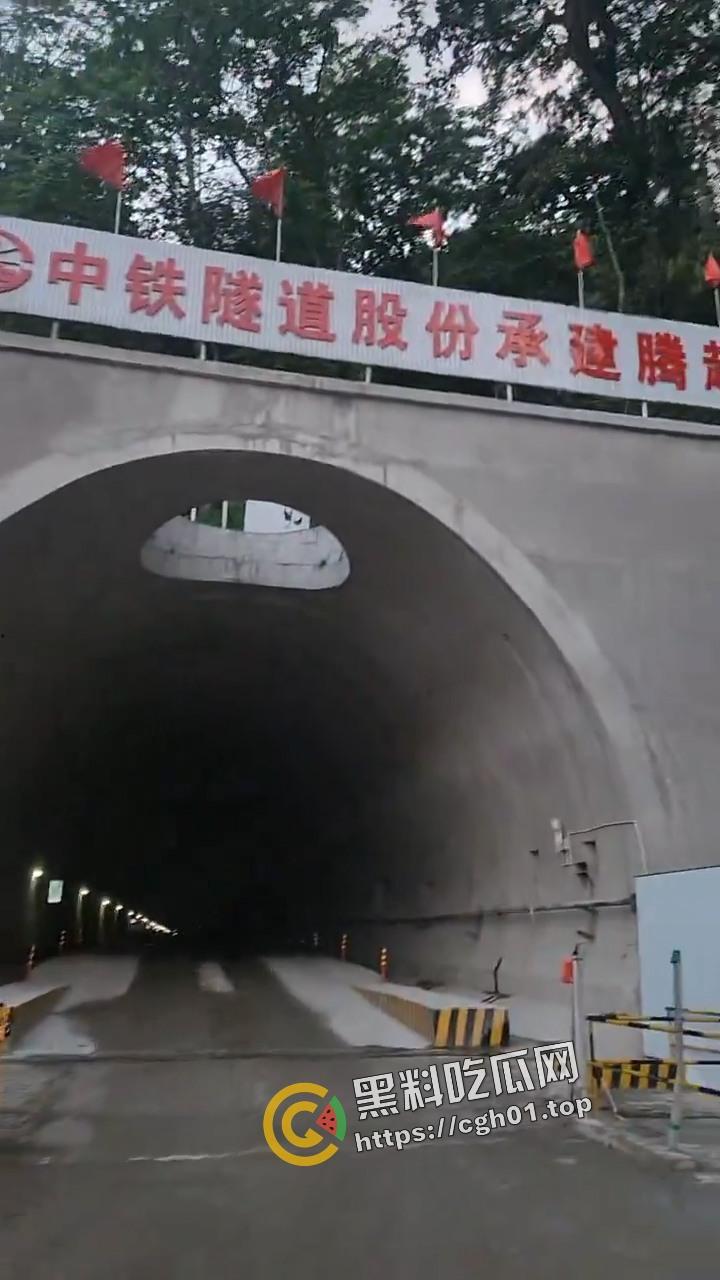 云南保山中铁隧道工人跳楼事件！三年不发工资反被威胁 七窍流血还不能立刻送医 现场视频流出-3