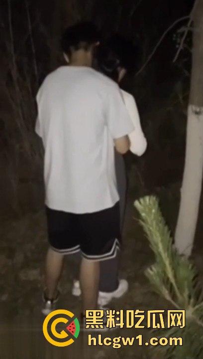 绿帽奴性彻底释放！绿帽男把老婆送给单男野战，自己边看边撸，屌都要撸秃了，绿毛龟真牛逼！-3