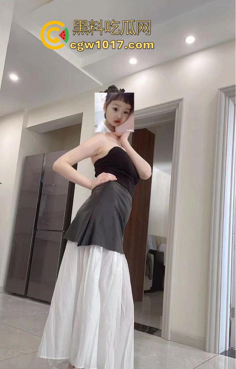 慰问空虚嫂子，跟其刺激做爱，边操逼边跟闺蜜通电话，捂嘴控制呻吟声，高潮了也不敢喊出来！-5