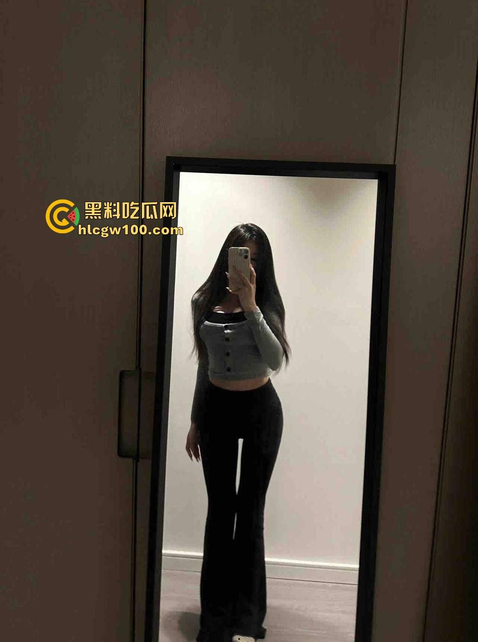 推特福利姬【不是丸子】被封足交圣体，丝袜美足按到人爽飞，肥臀粉鲍骚气满满，这年头鲍鱼不粉都不好意思当福利姬！-1