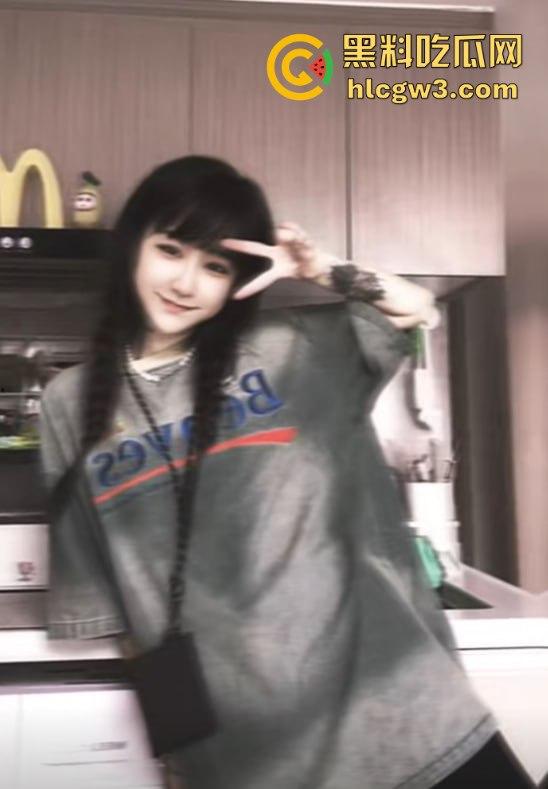 抖音千万粉丝歌手【一支沫z】与北京老头开房视频外泄 跪地舔JB主动开腿挨操 疯狂星期四V我50给你看独家！-16