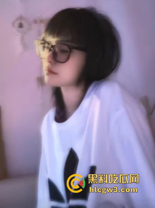 抖音千万粉丝歌手【一支沫z】与北京老头开房视频外泄 跪地舔JB主动开腿挨操 疯狂星期四V我50给你看独家！-17