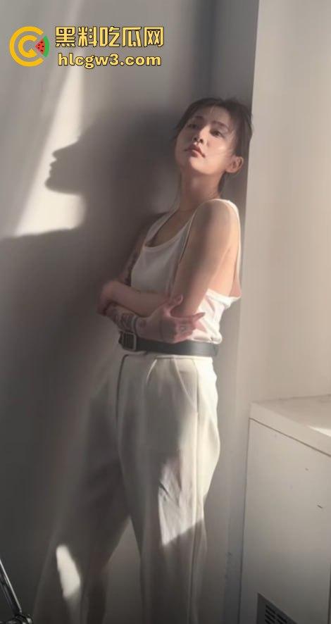 抖音千万粉丝歌手【一支沫z】与北京老头开房视频外泄 跪地舔JB主动开腿挨操 疯狂星期四V我50给你看独家！-18