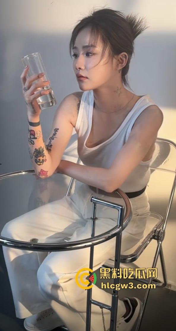 抖音千万粉丝歌手【一支沫z】与北京老头开房视频外泄 跪地舔JB主动开腿挨操 疯狂星期四V我50给你看独家！-20