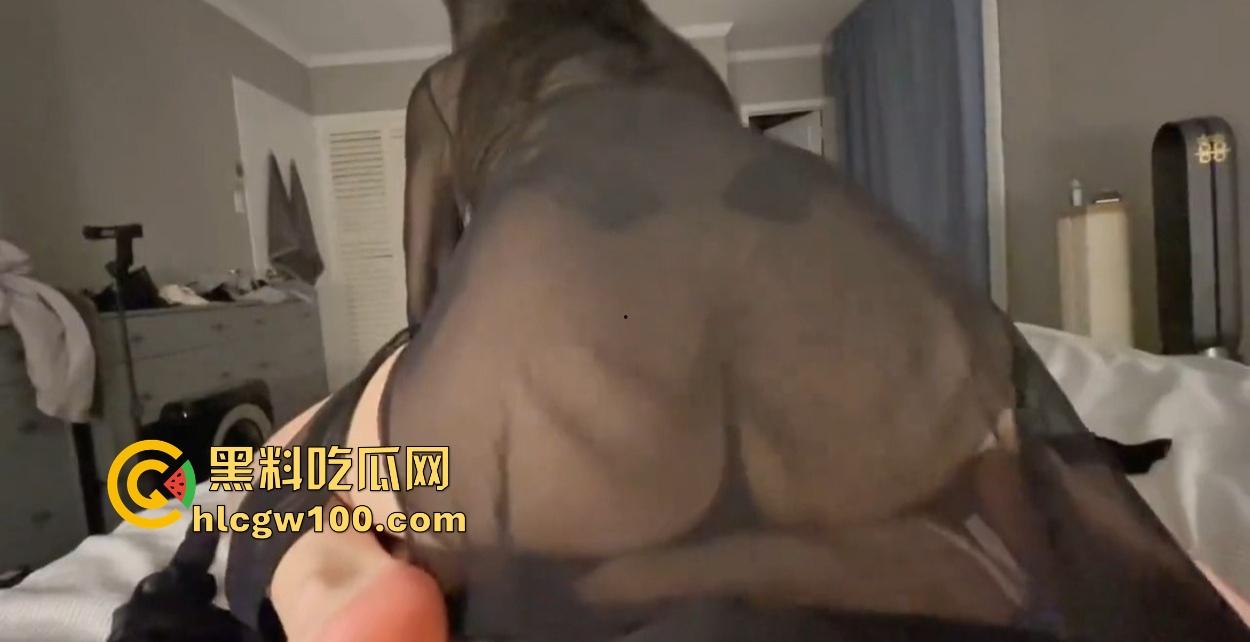 推特福利姬【不是丸子】被封足交圣体，丝袜美足按到人爽飞，肥臀粉鲍骚气满满，这年头鲍鱼不粉都不好意思当福利姬！-13