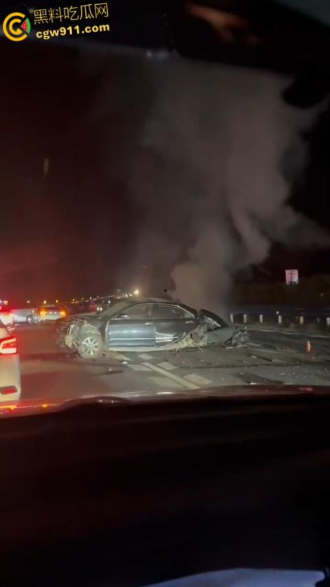 广西玉林深南高速5车追尾，连撞起火2死3伤，现场火光四射浓烟滚滚，节假日事故多发注意车距慢速 ！-7