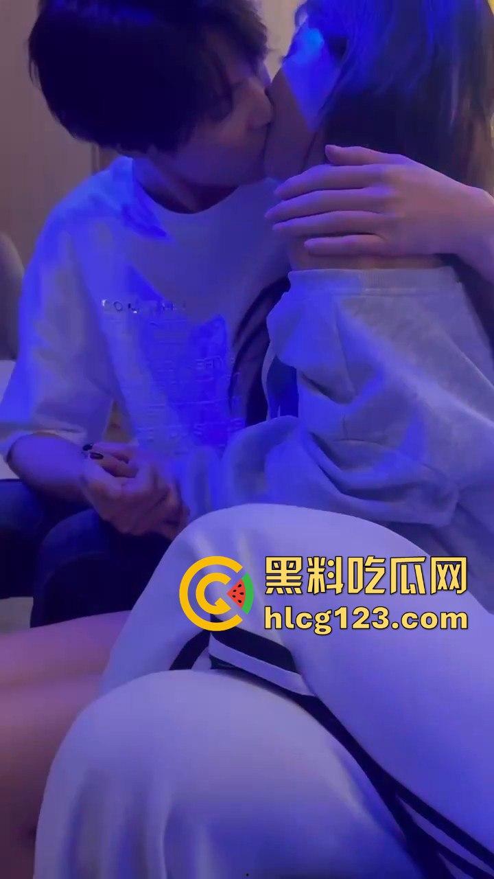 小仙女白天赚大叔的钱，晚上KTV点男模互动，玩得比你想象的更花！-10