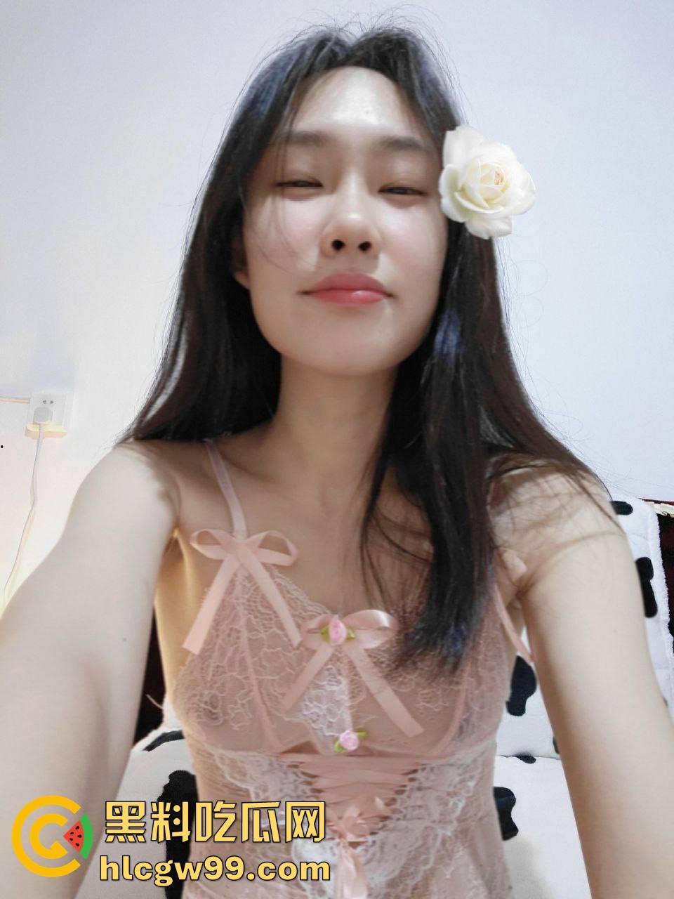 武汉传媒学院反差婊【王雯芊】高颜值媛交包夜3K，大量骚照泄密，上学卖逼的骚货，嫖完直呼物超所值！-3