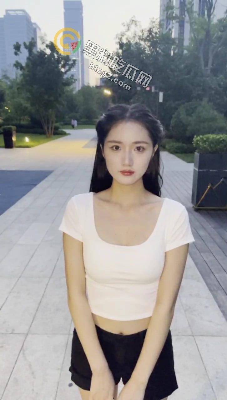 成都极品美女（焕儿）露骨户外视频爆料：黑丝自慰直播竟是“吃鸟”狂热者-1
