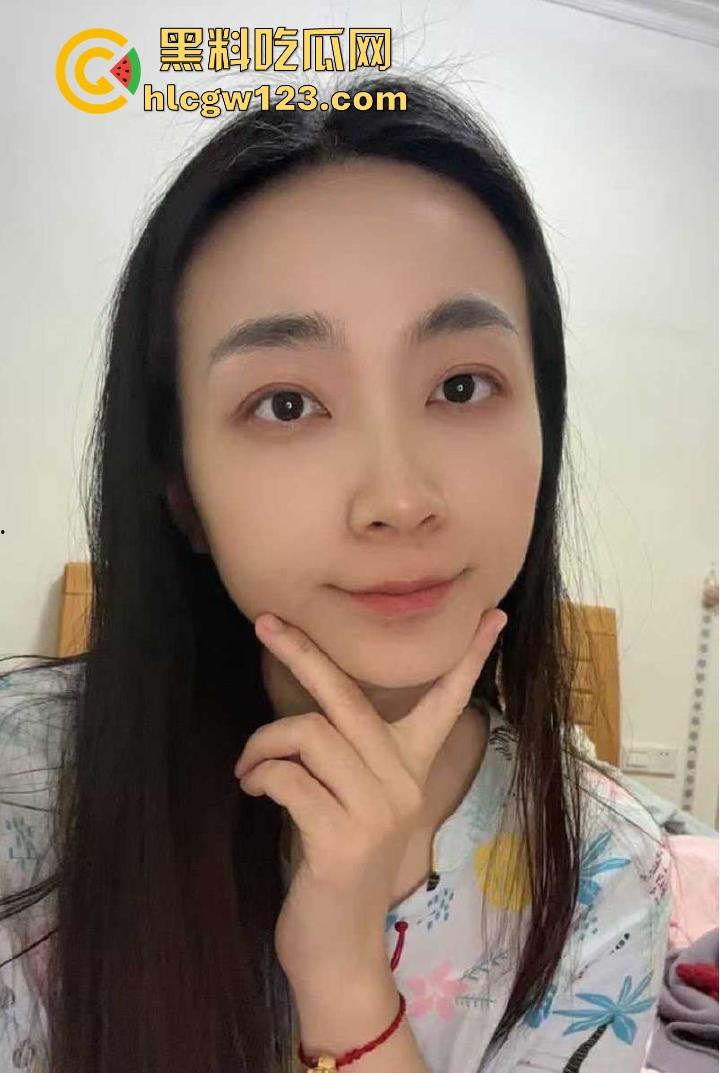 湖南长沙人妻【刘慧怡】网上裸聊视频流出 自慰扣穴画面惹火至极  高冷外表下是欲求不满的反差母狗！-2