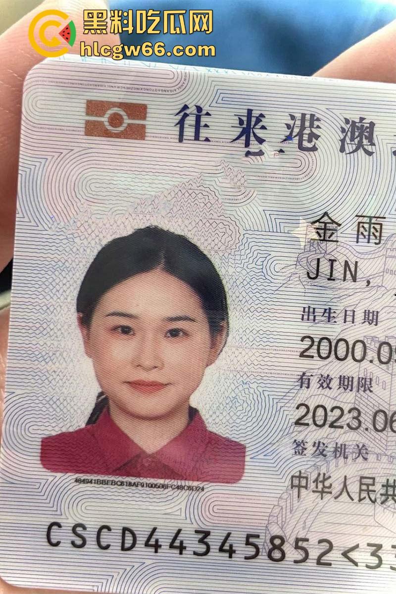 银行极品反差母狗【金雨婷】外表清纯得像朵花，谁能想到一顿饭就被炮友勾走，彻底放飞自我！-1