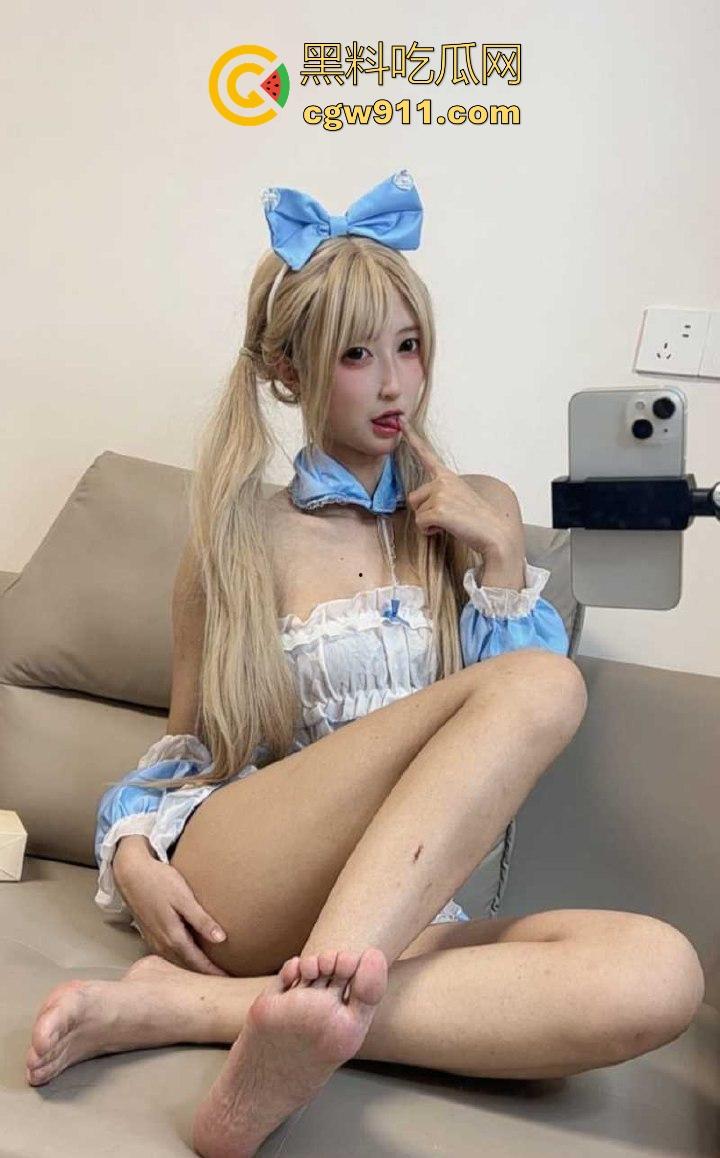 极品高颜值福利博主【芝士小宝】足控私拍福利，清纯脸蛋极品身材，做出丝足撩人姿势， 反差十足！-10