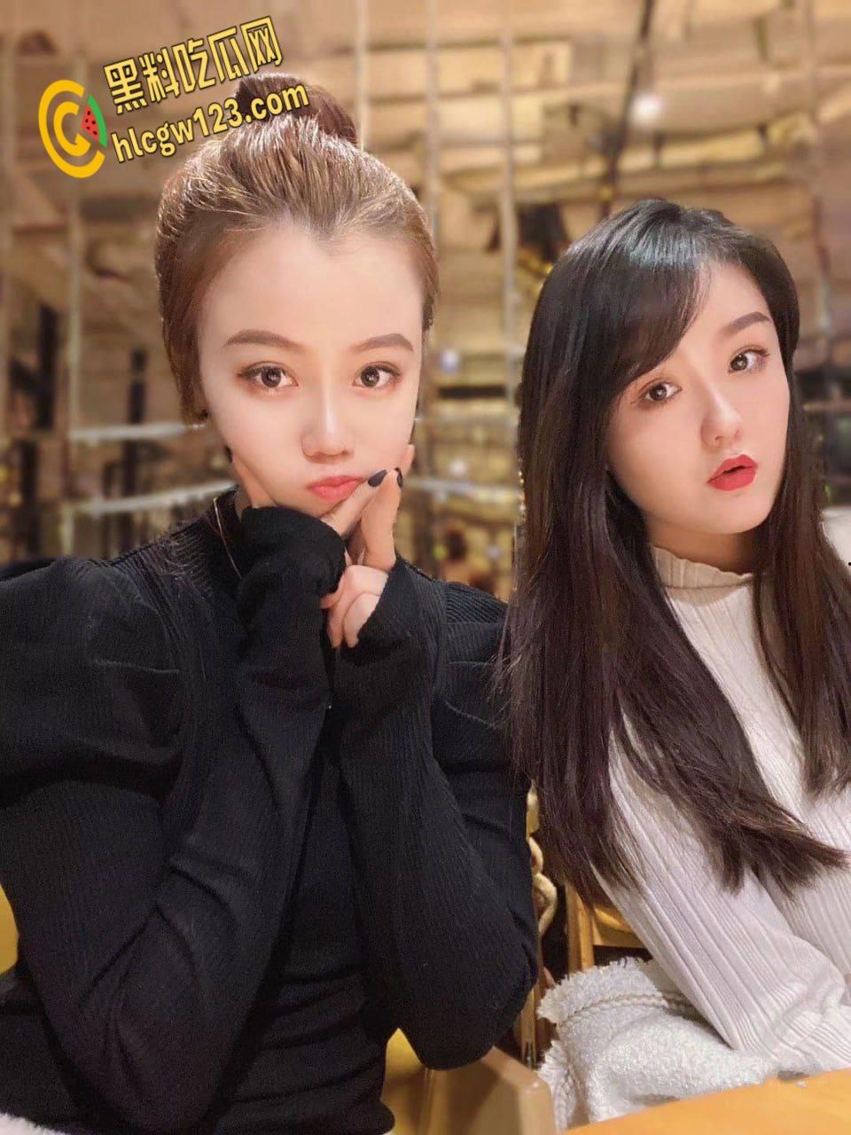 西安霓虹下双姝淫乱夜，黑丝翘臀迎猛操，娇喘挑逗谁主淫妻 !-1