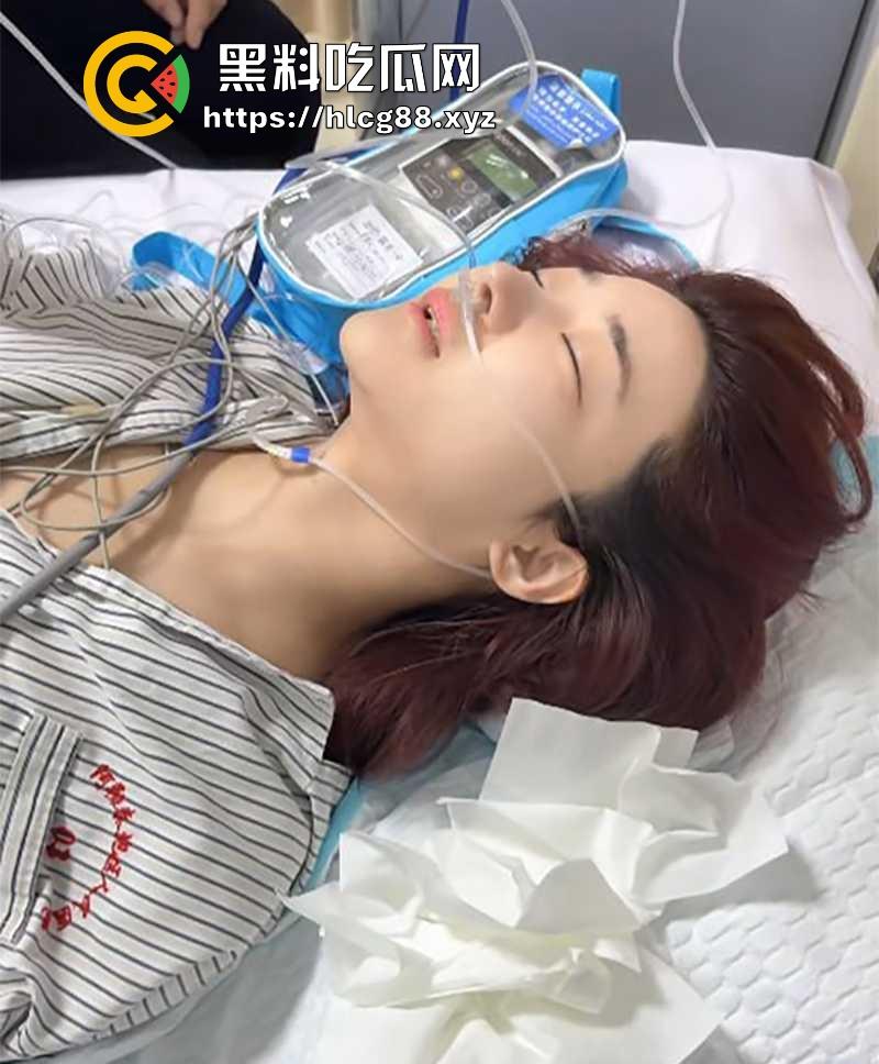 抖音500万粉丝网红【千一】因滑雪练习16米跳台出意外 口吐鲜血 双腿粉碎性骨折！-12