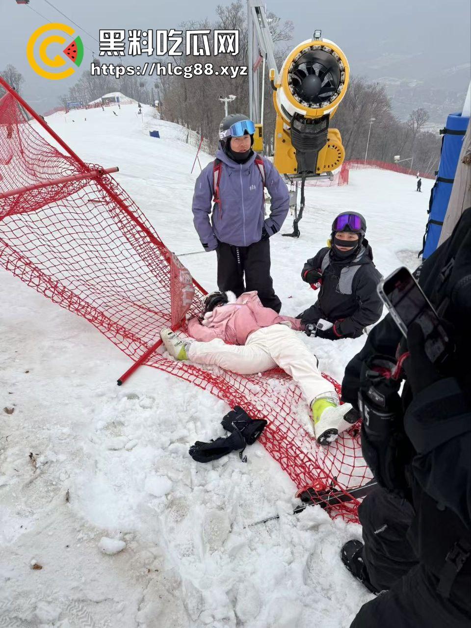 抖音500万粉丝网红【千一】因滑雪练习16米跳台出意外 口吐鲜血 双腿粉碎性骨折！-15