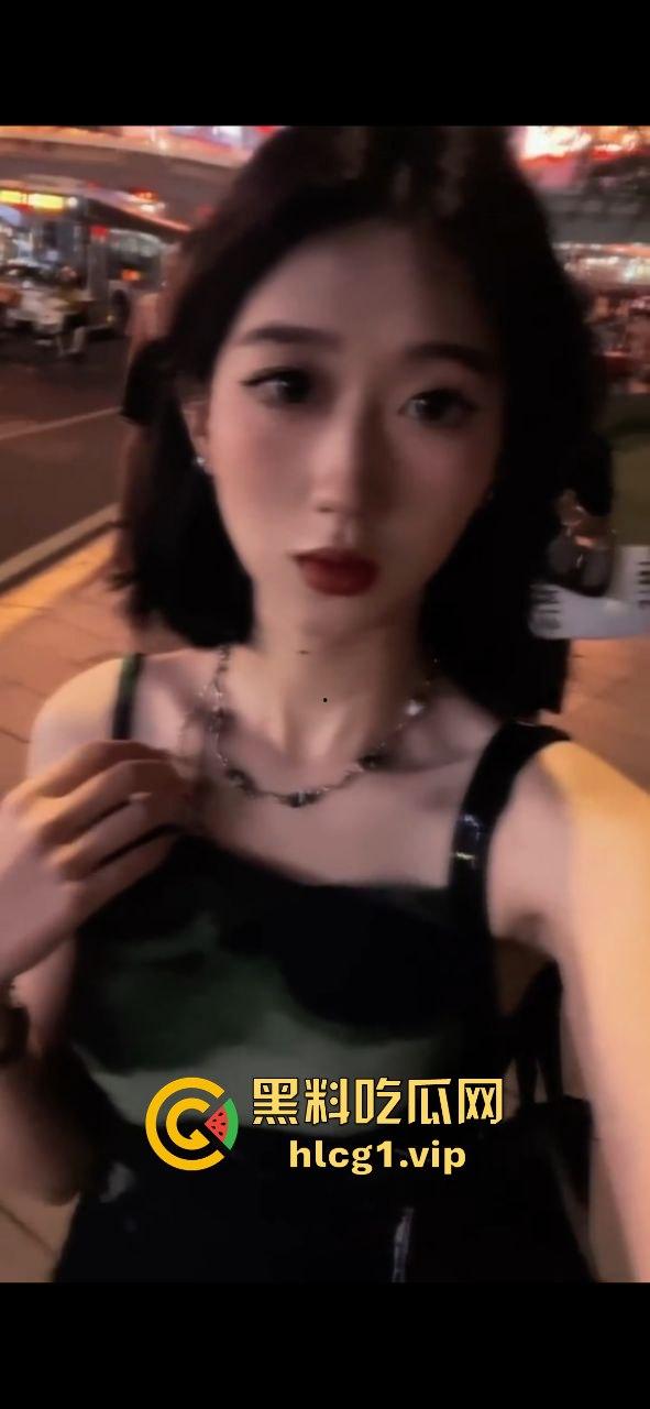 路虎女王之后山东再上大分！烟台民警游敏岑高铁上穿华伦天奴完成主人任务！-9