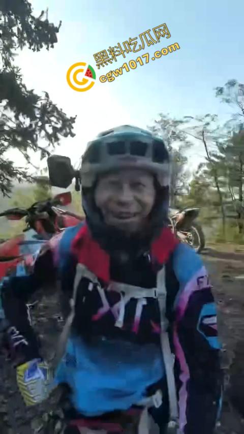 四明山中骑行，摩友巧遇恐怖干尸，惊恐报警，警调挖机移尸，骇人现场，让人看的心跳加速！-3