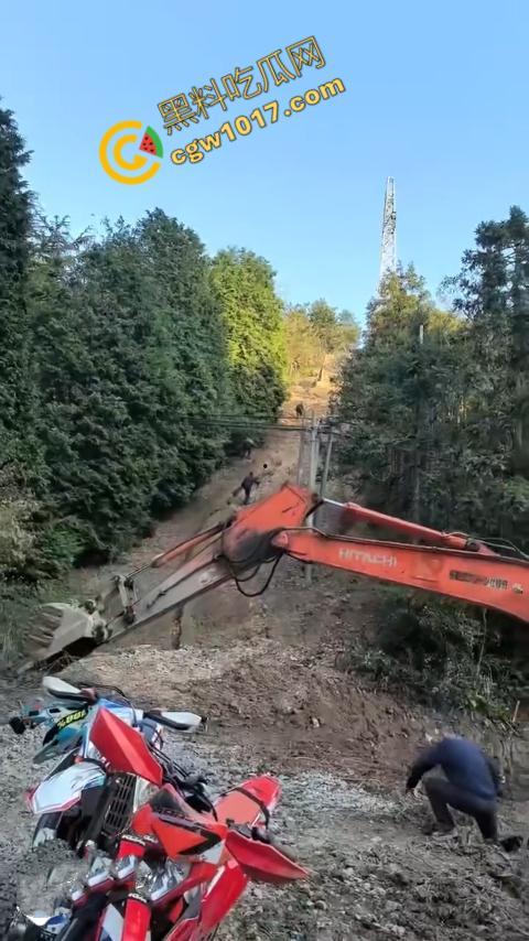 四明山中骑行，摩友巧遇恐怖干尸，惊恐报警，警调挖机移尸，骇人现场，让人看的心跳加速！-7