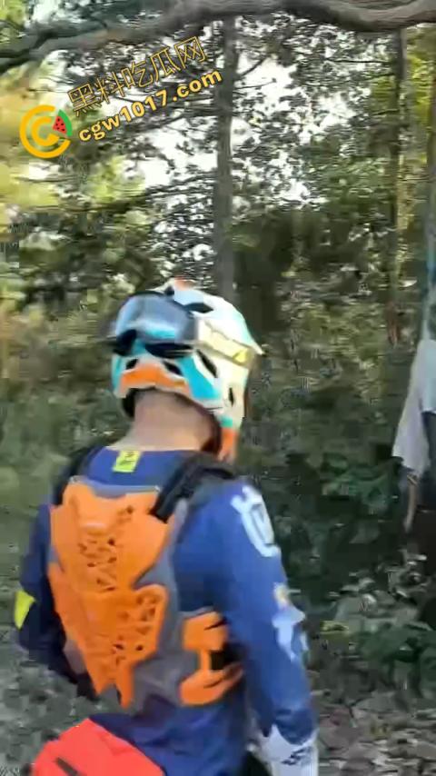 四明山中骑行，摩友巧遇恐怖干尸，惊恐报警，警调挖机移尸，骇人现场，让人看的心跳加速！-8