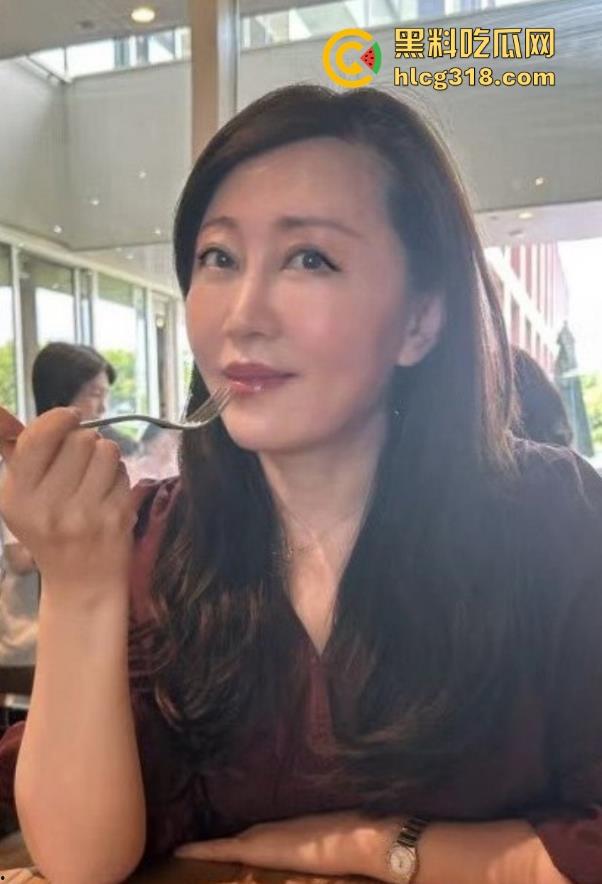 海角乱伦大神【妖娆的丈母娘】狂操性感黑丝丈母娘，翘臀巨乳无套内射狠狠的满足她！-2