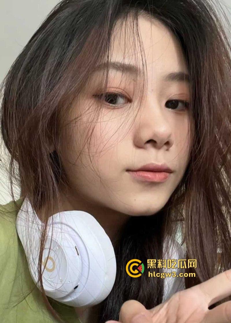 21岁模特级绝品前女友【蔡玲】被渣男泄密裸聊视频 还是一位喜欢吃鸡操逼的反差母狗！-1