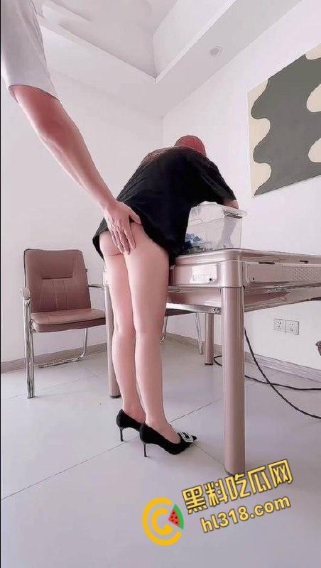 约了牌友玩麻将，牌友走后把姐姐按在麻将桌上操，性感高跟白虎嫩穴，没忍住直接把姐姐内射了 !-3