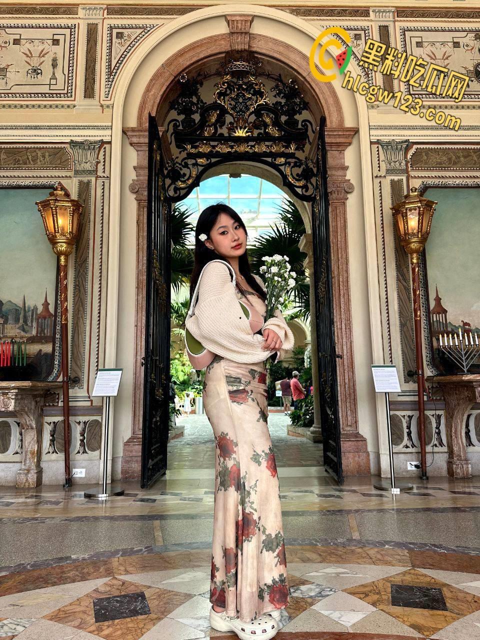 高颜值反差婊【贺晓晓】被前男友曝光 ,  露脸舔屌玩到拉丝 ,  撅臀掰逼无套后入！-8