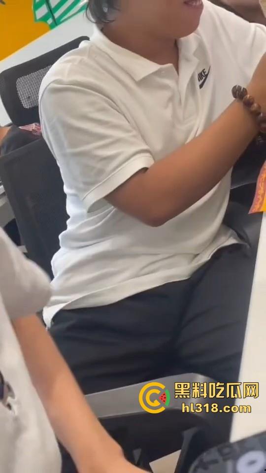 边跟朋友做爱边跟HR电话面试，骚母狗没忍住直接叫了起来，那呻吟声听得都快硬了，极其淫荡！-3