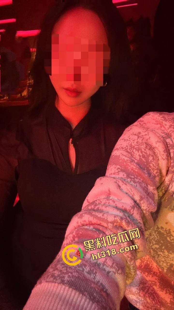 海角大神分享会喷水的亲姐姐，酒吧里爆操醉酒姐姐，酒劲上头让她喝尿，最后带回酒店肛射睡奸！-1