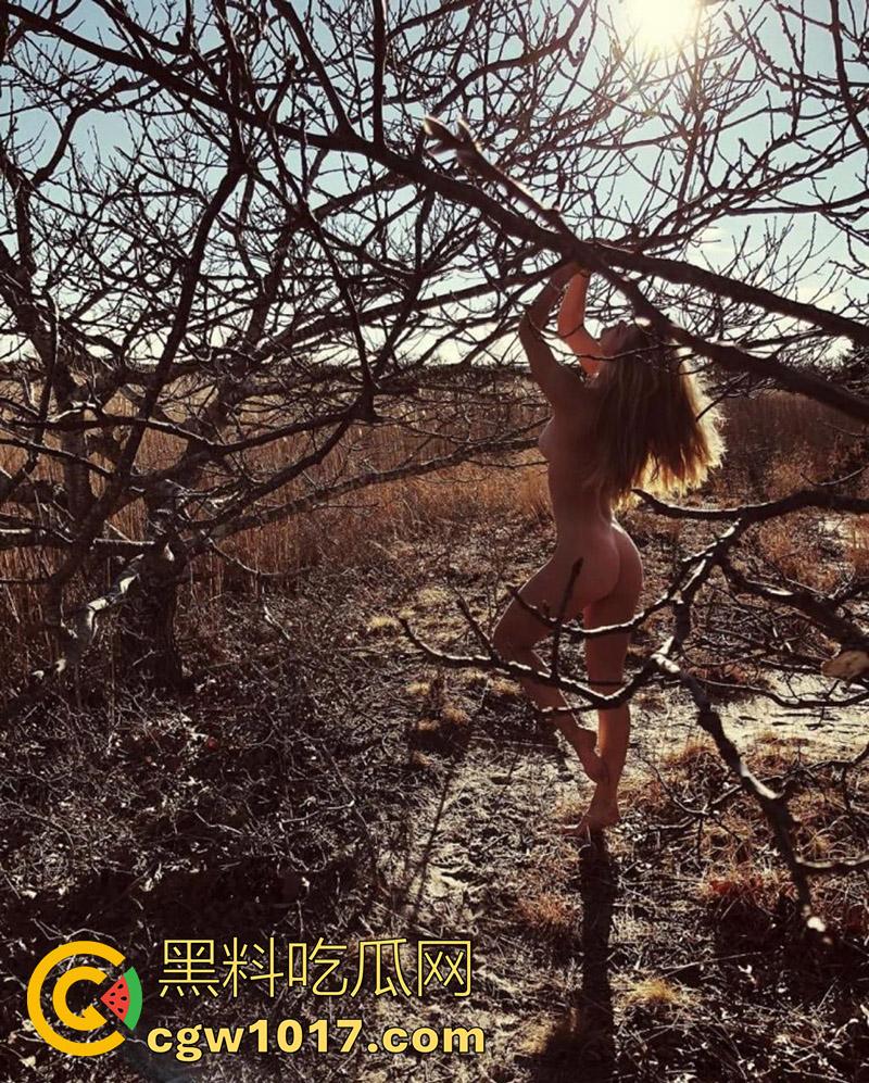 丹麦顶级超模【尼娜阿格戴尔】，身材超赞的长腿女神，在ins上宣布订婚！结果被前男友曝光女方口交视频！-5