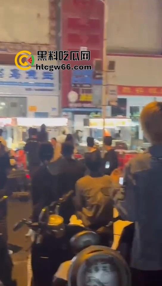 三亚路边摊大哥嫌饭难吃，老板一怒召兄弟，棒球棍锅铲齐上阵，追着打一整条街！-7